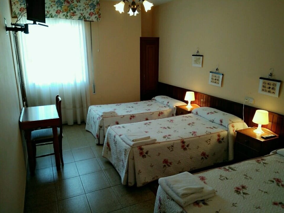 Triple Room | Desk, rollaway beds, free WiFi, bed sheets