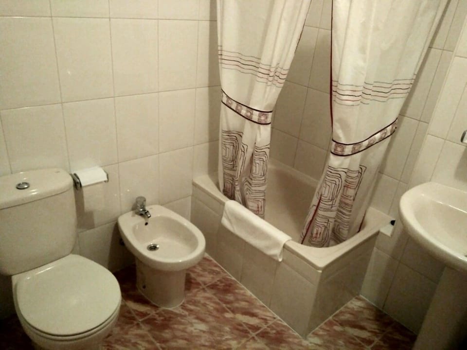 Combined shower/tub, free toiletries, towels