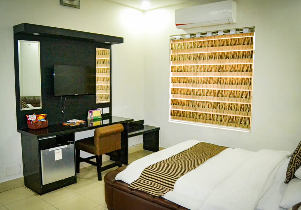 Premium bedding, minibar, desk, soundproofing