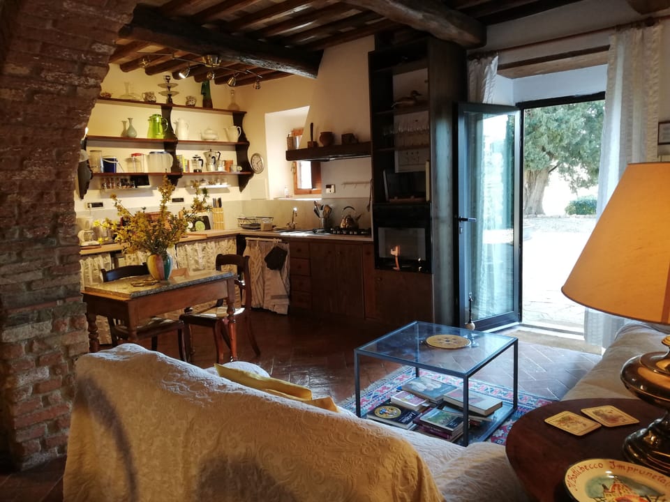 Villa MURGIANO's Lounge & spacious Summer Kitchen,  level with West entrance 