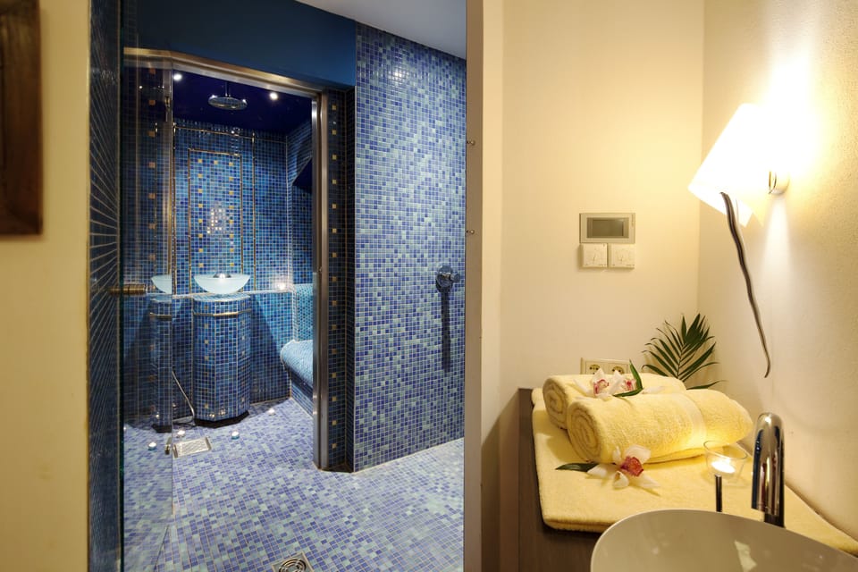 Couples treatment rooms, body treatments, hot stone massages, body wraps
