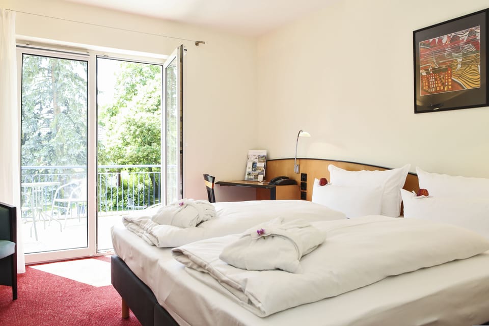 Comfort Double Room, 1 Queen Bed | Hypo-allergenic bedding, in-room safe, individually decorated, desk