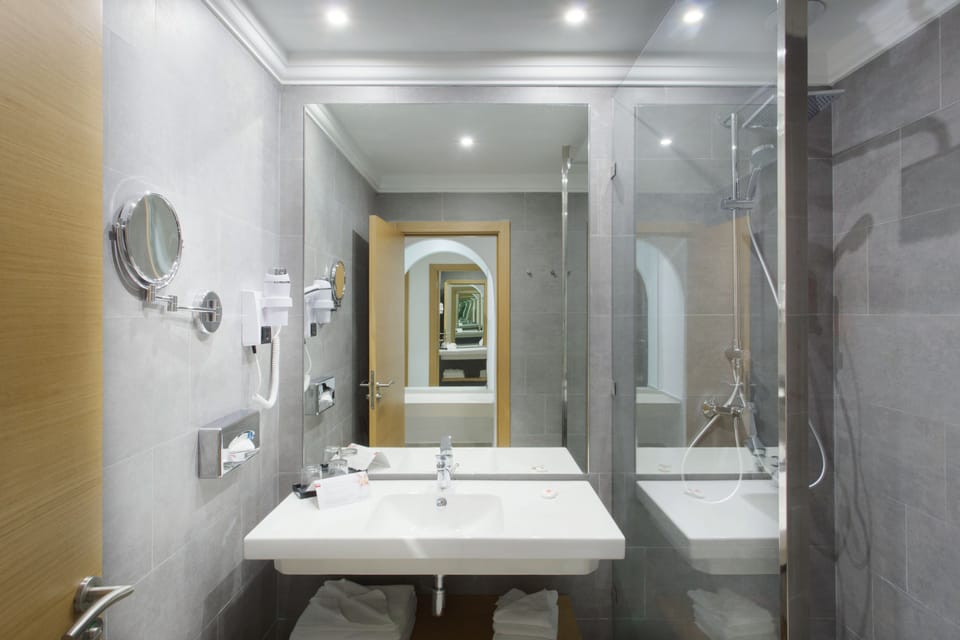 Combined shower/tub, hair dryer, bidet, towels