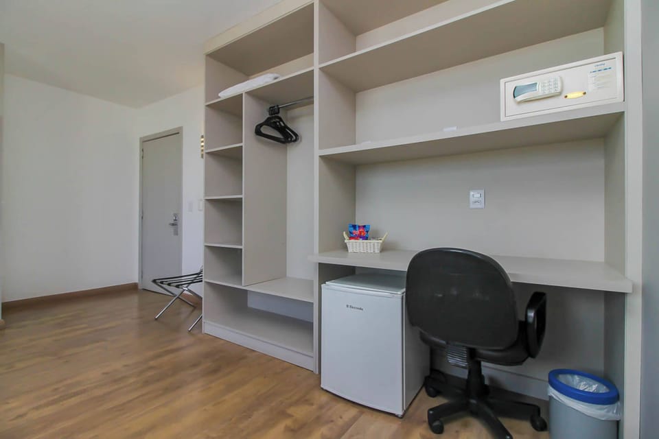 Premium Casal | Desk, free WiFi, bed sheets
