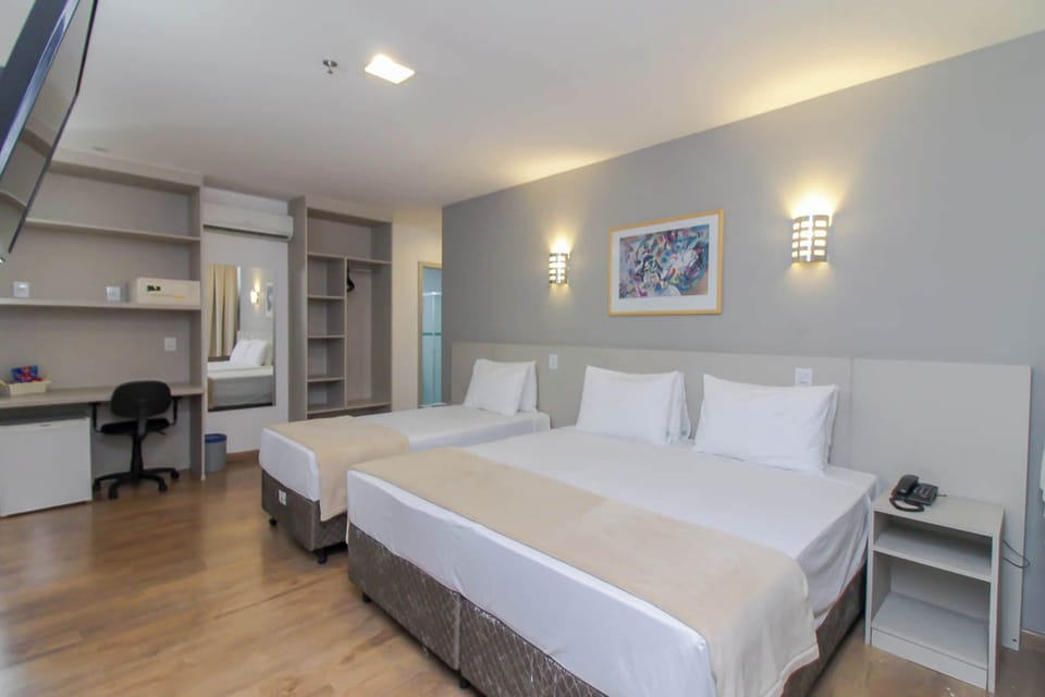 Premium Casal + 01 Solteiro | Desk, free WiFi, bed sheets