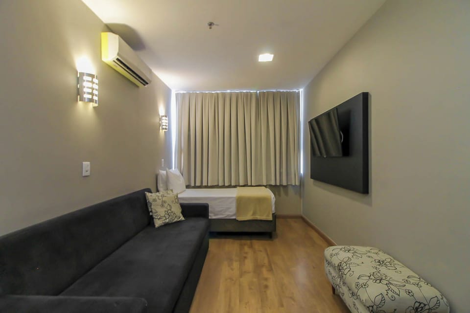 Suite | Desk, free WiFi, bed sheets