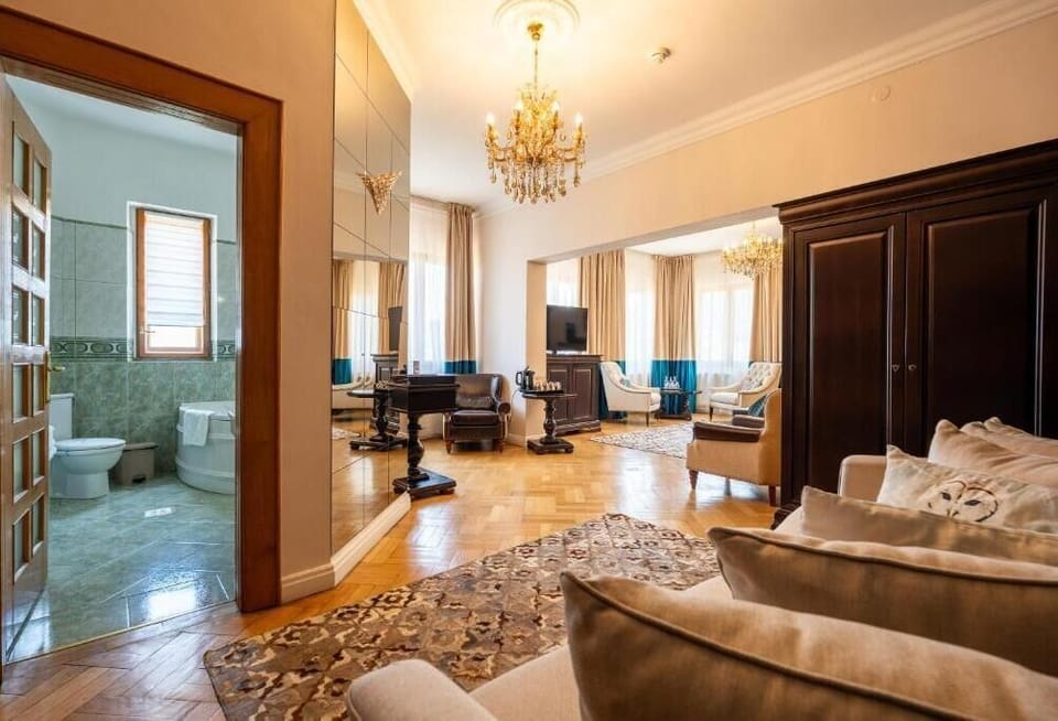 Standard Studio Suite, 1 King Bed with Sofa bed, City View | Hypo-allergenic bedding, minibar, iron/ironing board