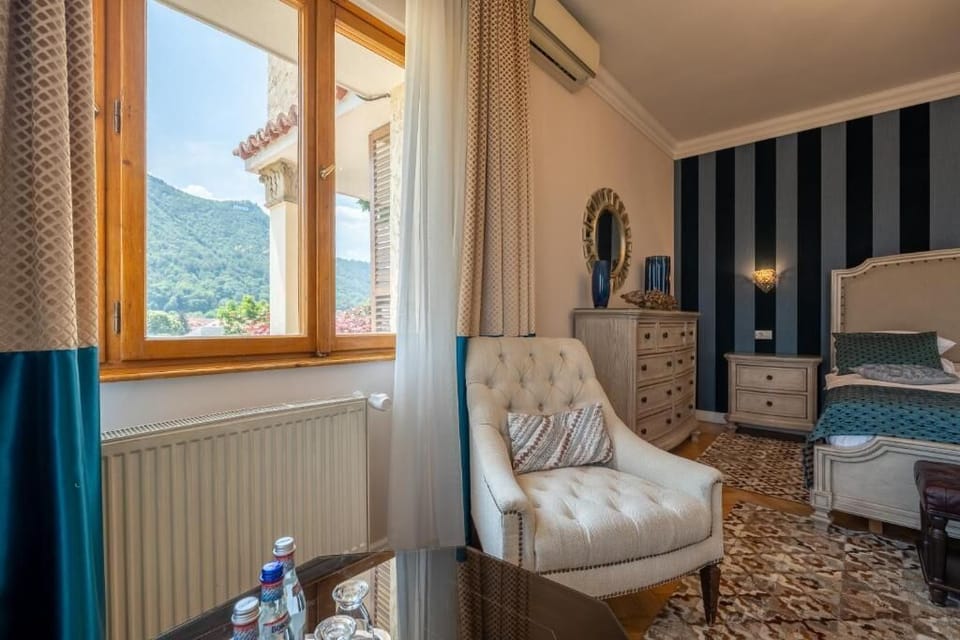 Standard Studio Suite, 1 King Bed with Sofa bed, City View | Hypo-allergenic bedding, minibar, iron/ironing board