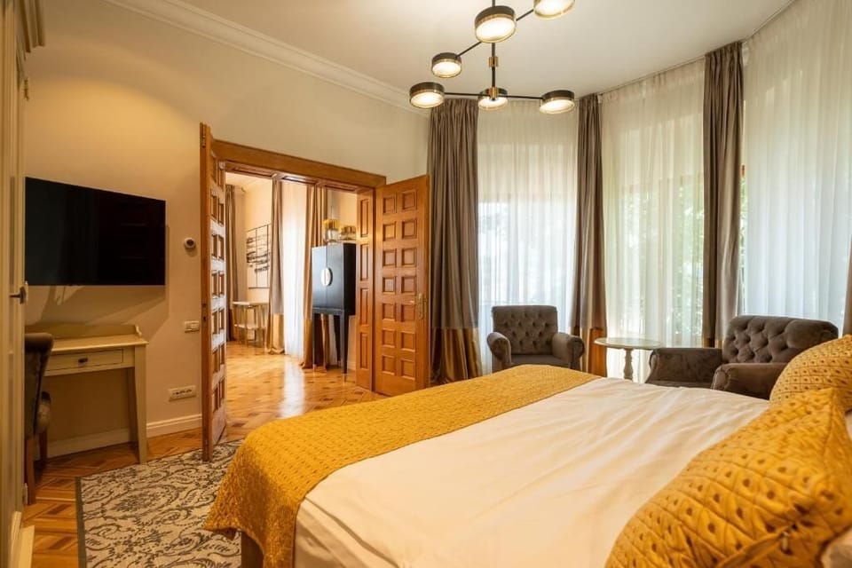 Luxury Apartment, 1 King Bed with Sofa bed, Mountain View | Hypo-allergenic bedding, minibar, iron/ironing board
