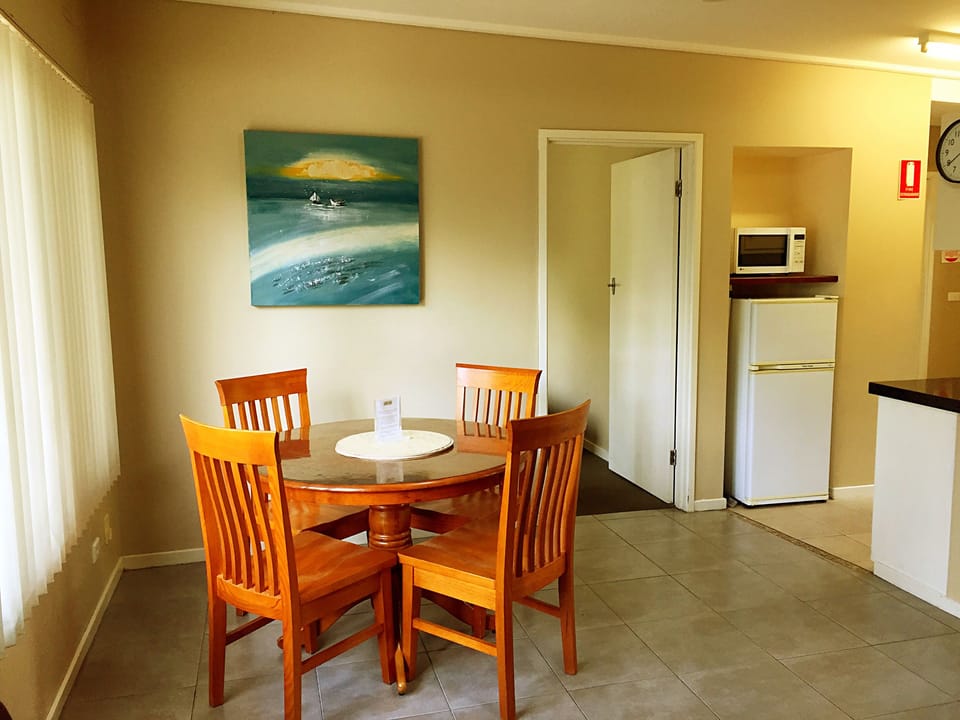 Apartment, 2 Bedrooms (Spa bath) | In-room dining