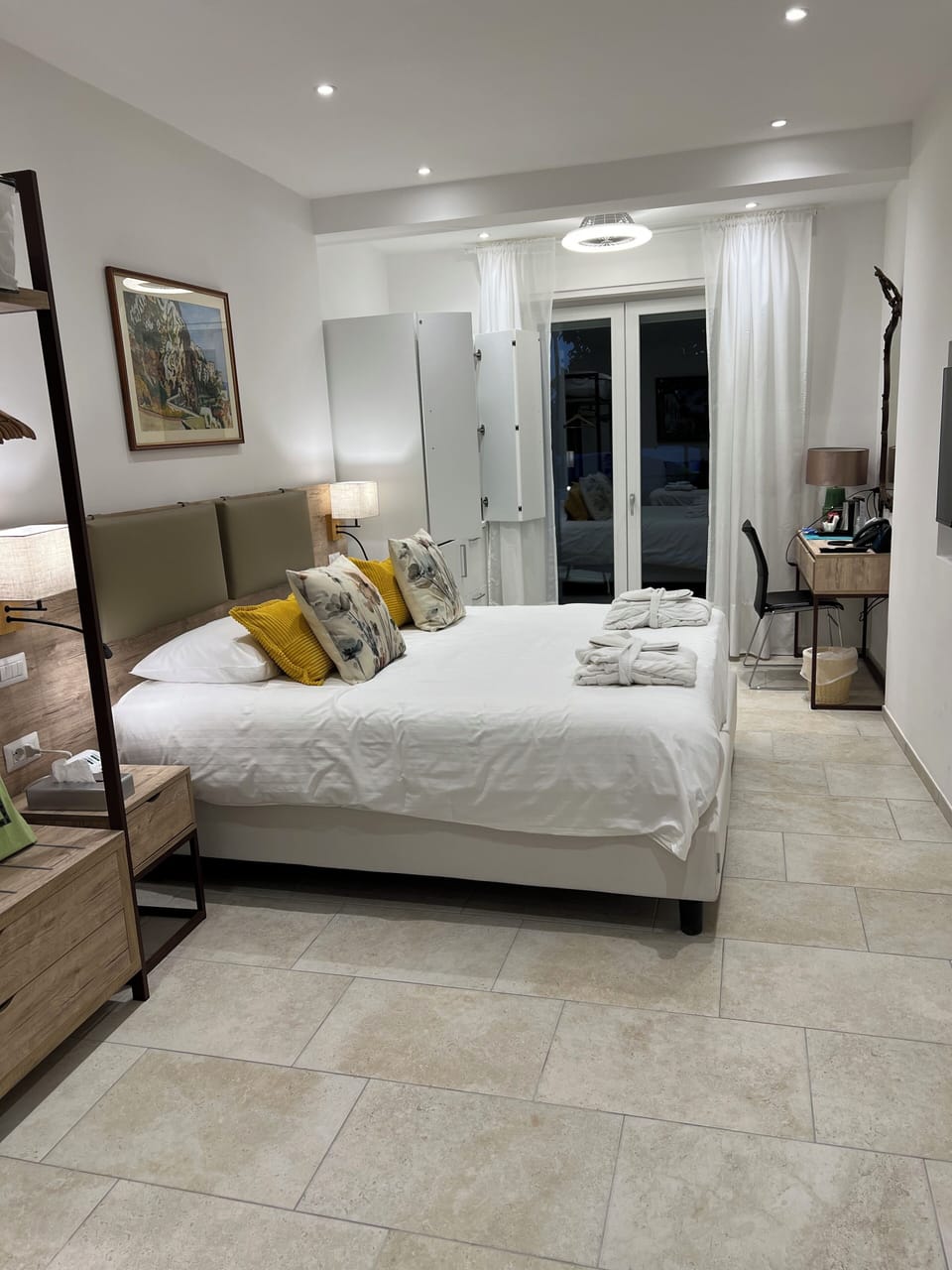 Deluxe Studio Suite, Sea View | Down comforters, minibar, desk, free WiFi