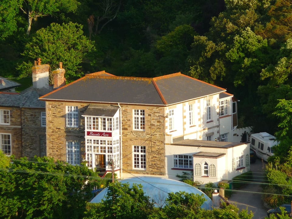 BASSETS ACRE, circa 1827, historic luxury apartments 4 mins walk to beach, pubs.