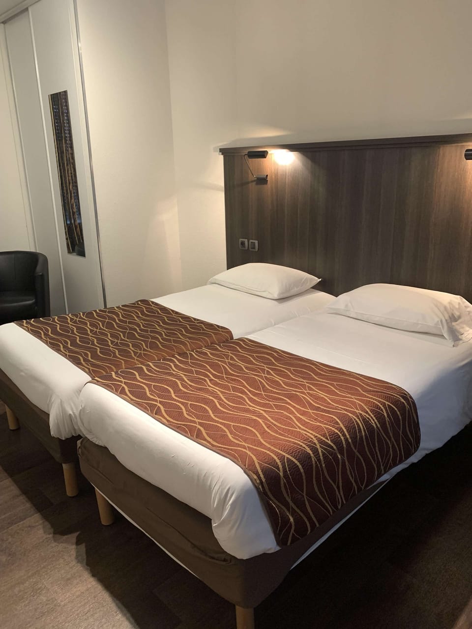 Standard Room, 2 Twin Beds | Desk, blackout drapes, free WiFi, bed sheets