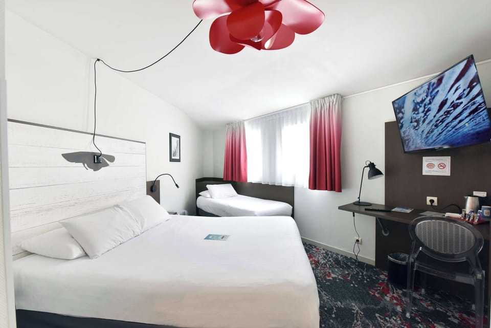 Standard Triple Room, Multiple Beds | Premium bedding, desk, soundproofing, cribs/infant beds