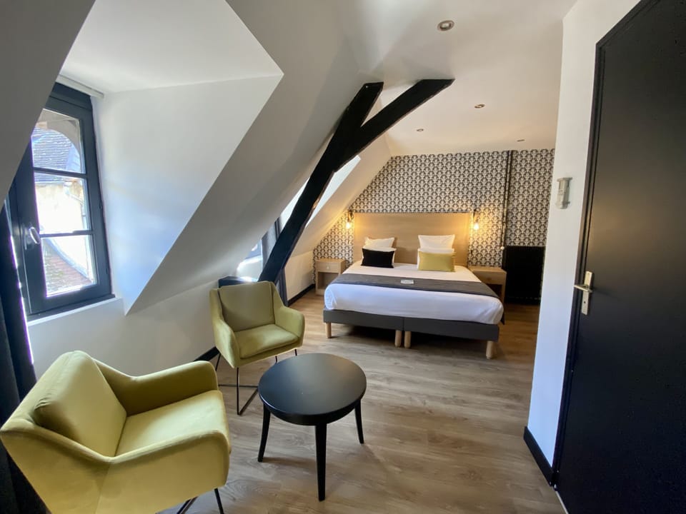Standard Room, 1 Double Bed | In-room safe, individually furnished, desk, blackout drapes