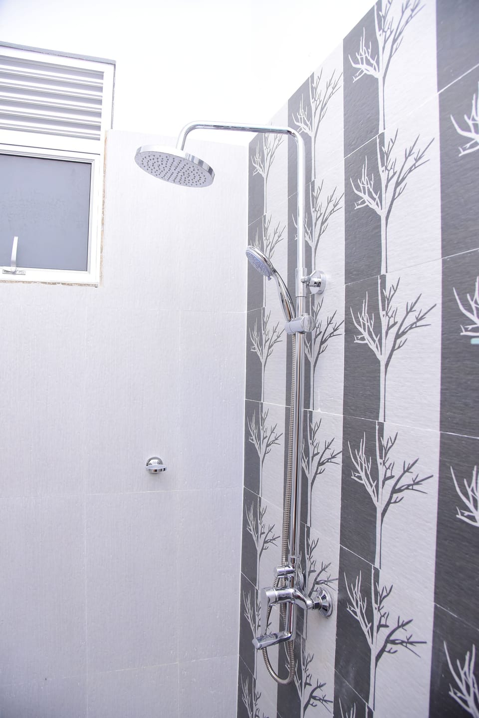 Deluxe Double Room, 1 King Bed, Garden View | Bathroom | Shower, free toiletries, hair dryer, slippers