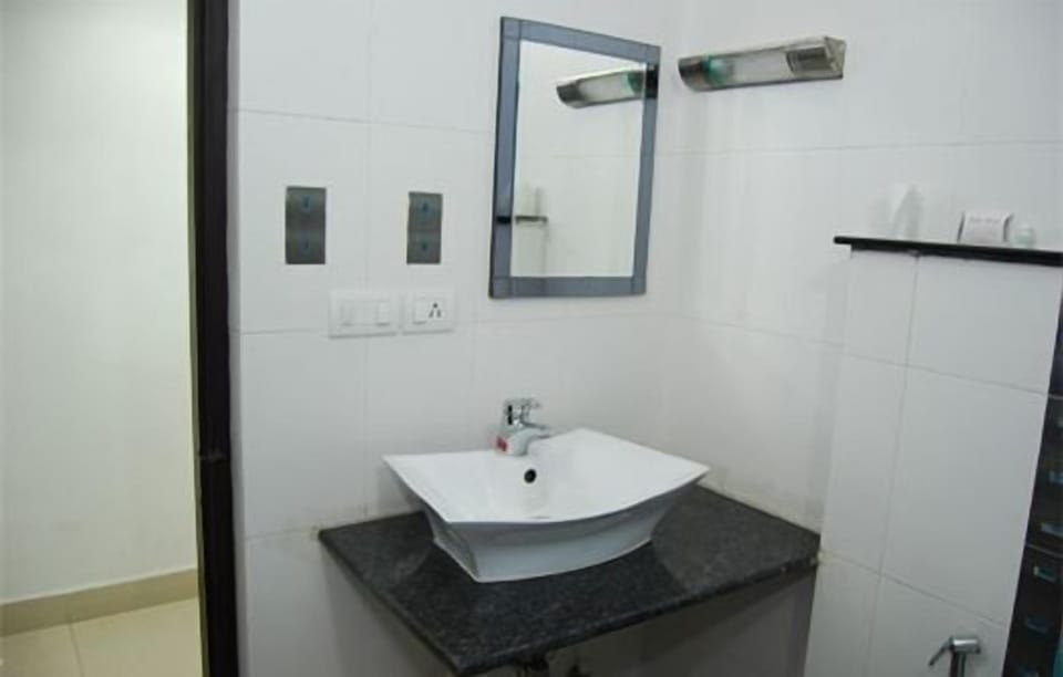 Shower, rainfall showerhead, free toiletries, bathrobes