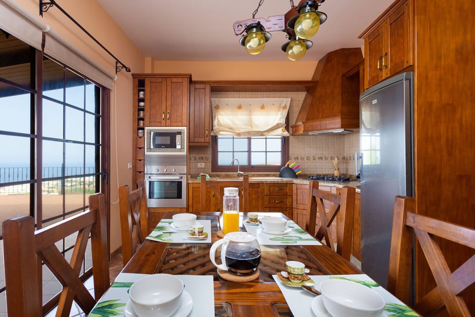 Kitchen wir dining area