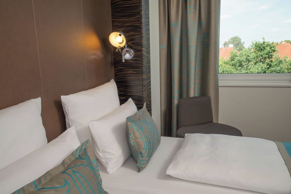 Premium bedding, desk, soundproofing, WiFi (free)