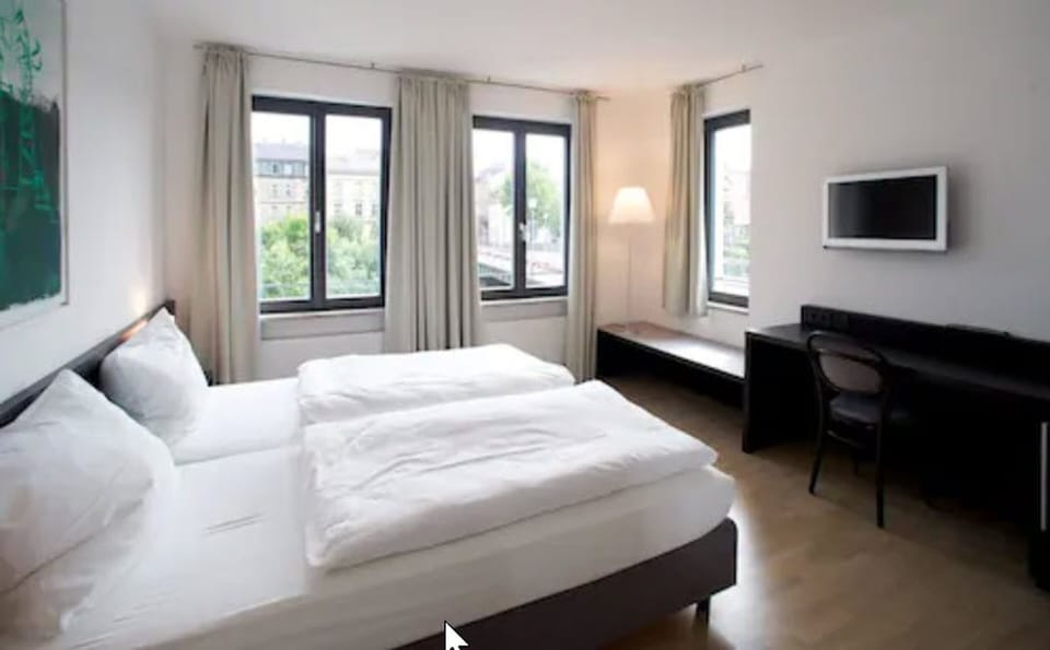 Double Room | Hypo-allergenic bedding, minibar, desk, soundproofing