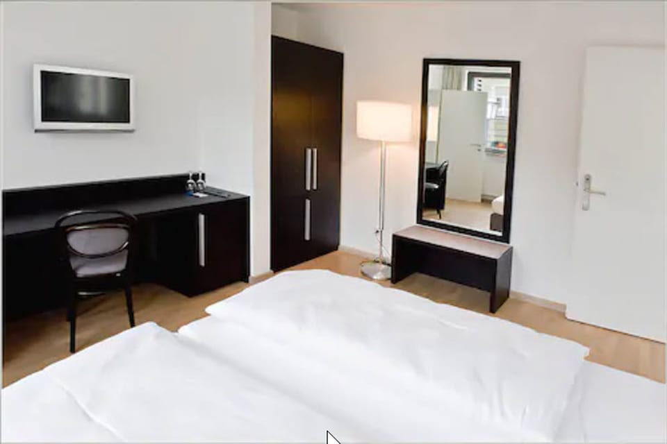Hypo-allergenic bedding, minibar, desk, soundproofing