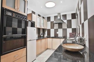 House Charlton | Private kitchen | Full-size fridge, microwave, oven, stovetop