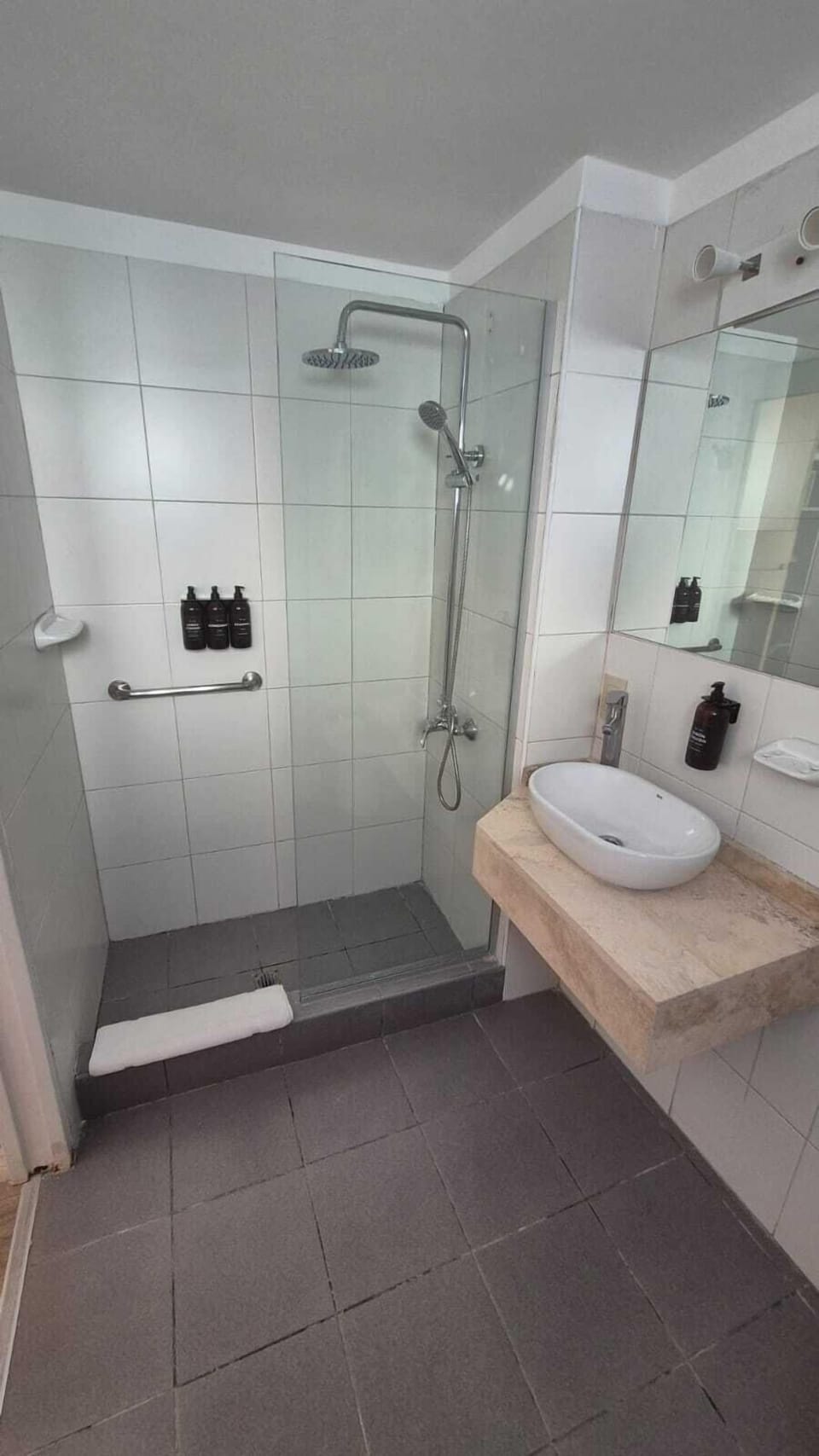 Shower, free toiletries, hair dryer, bidet