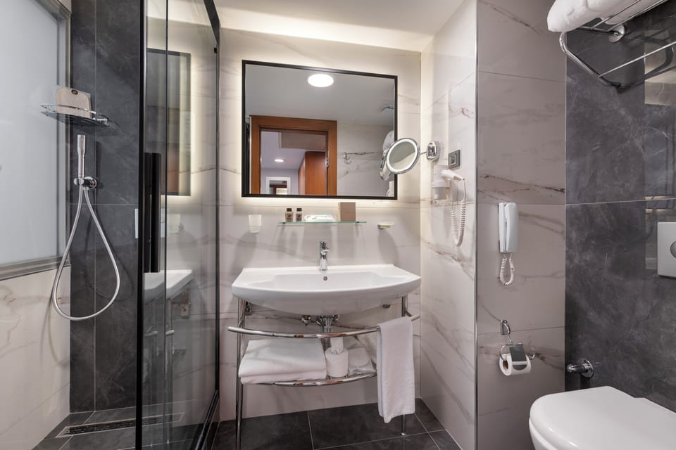Superior Suite, 1 King Bed with Sofa bed | Bathroom | Combined shower/tub, free toiletries, hair dryer, bathrobes