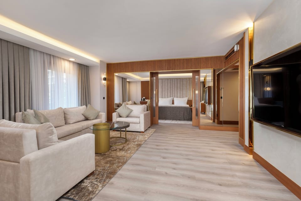 Executive Suite, 1 Bedroom | Minibar, in-room safe, desk, iron/ironing board