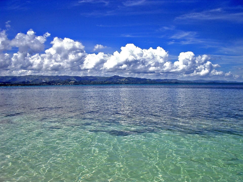 Beach nearby, white sand, beach shuttle, scuba diving