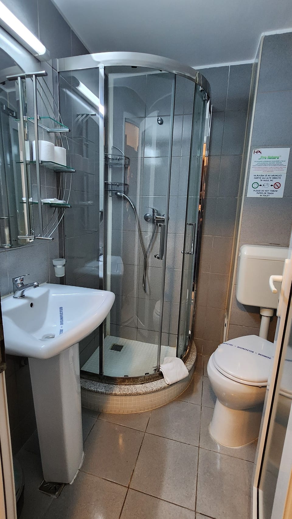 Shower, free toiletries, towels