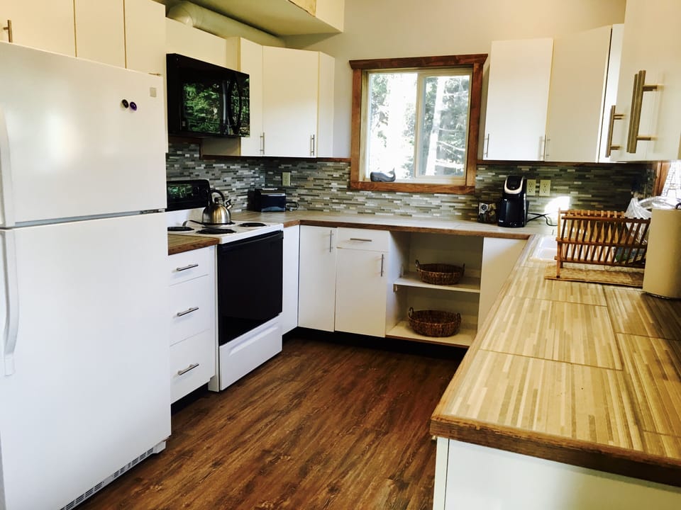 Full use kitchen with everything you need. 