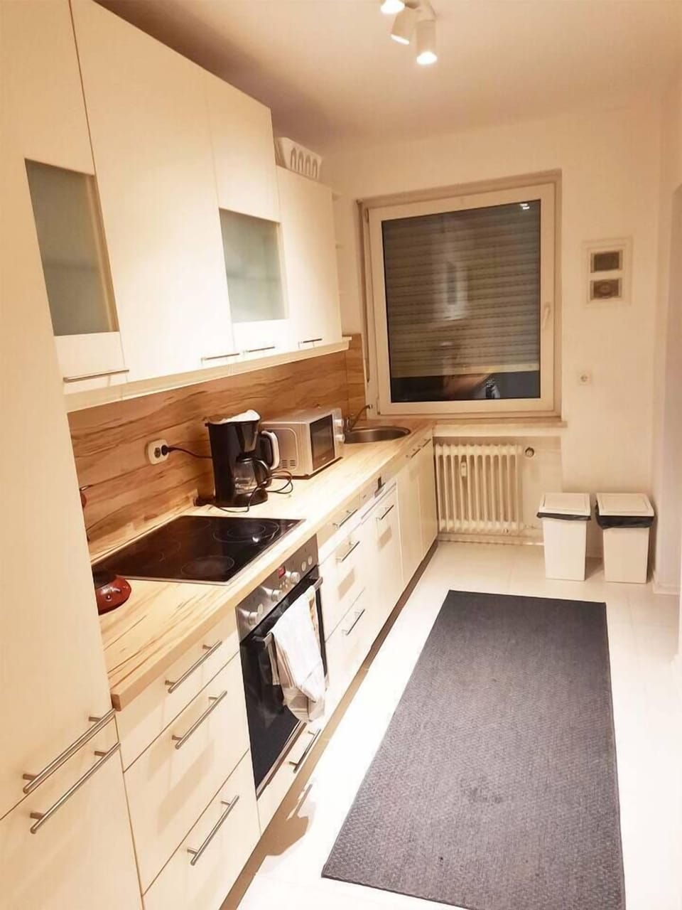 Die Küchenzeile - Keramik-Kochplatte, Spülmaschine, Kühlschrank, Gefriertruhe, Mikrowelle, zwei Kaffeemaschinen, usw.