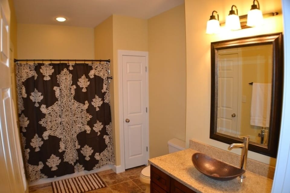 Hall bath that adjoins second bedroom.