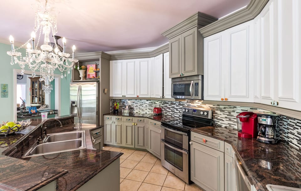 Full kitchen, Microwave, Dishwasher, Keurig, Drip Coffee maker, Large fridge