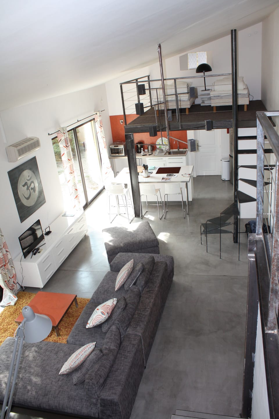 Kitchen and room 1 (2 regular beds for kids)