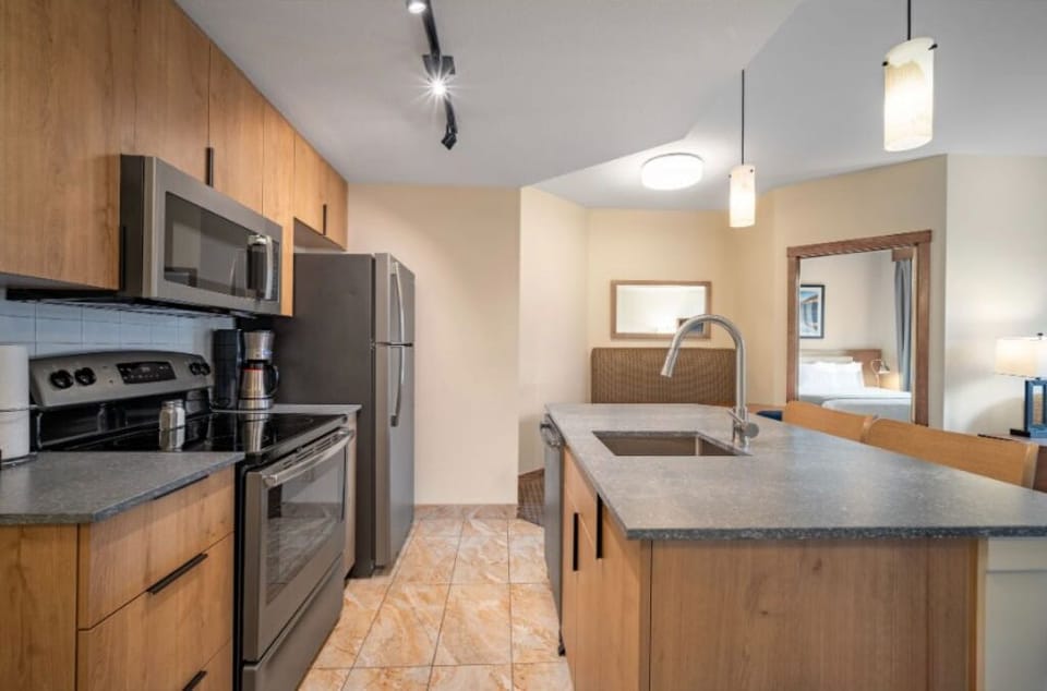 Stylish open kitchen with modern finishes and plenty of space to prepare and enjoy delicious meals.