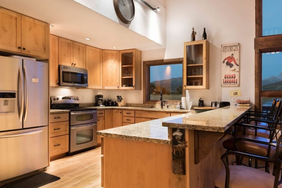 Stainless appliances, granite countertops