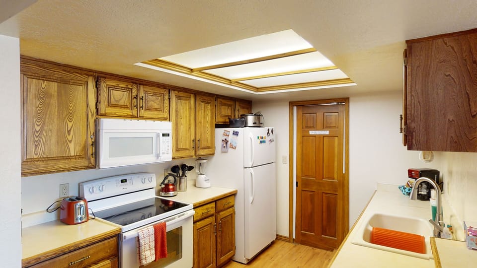 Full Kitchen w/ Full Size Refrigerator, Stove Top, Dishwasher, Oven & Microwave