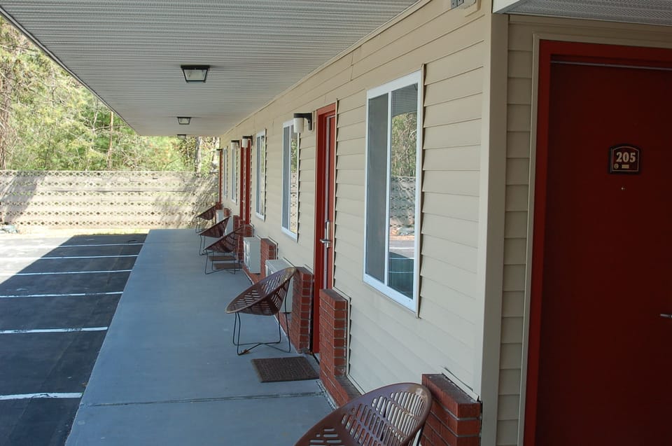 BLUE SKY INN Glens Falls-Saratoga-Lake George Motel in Queensbury