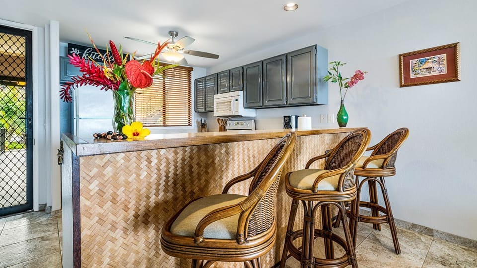 Kitchen breakfast bar at Country Club Villas 241
