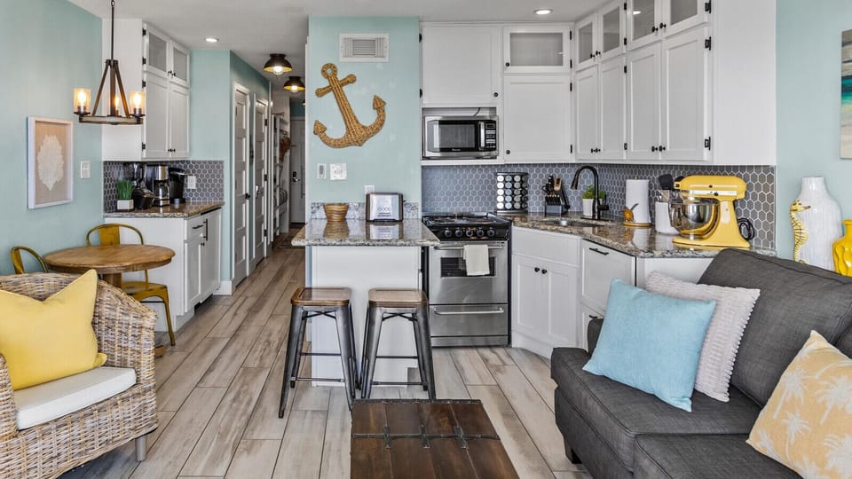 Fully equipped kitchen for easy beach vacation meals in Galveston