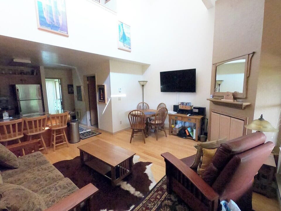 Living room with dining table for 4 and flat screen tv