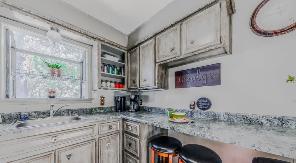 Well equipped kitchen with breakfast bar