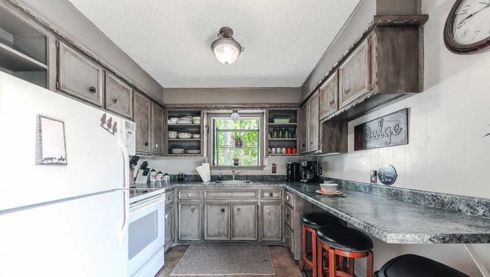Well equipped kitchen with breakfast bar