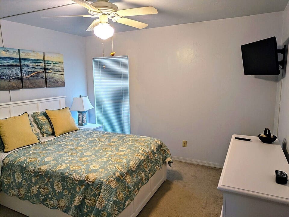 2nd bedroom with Queen Bed