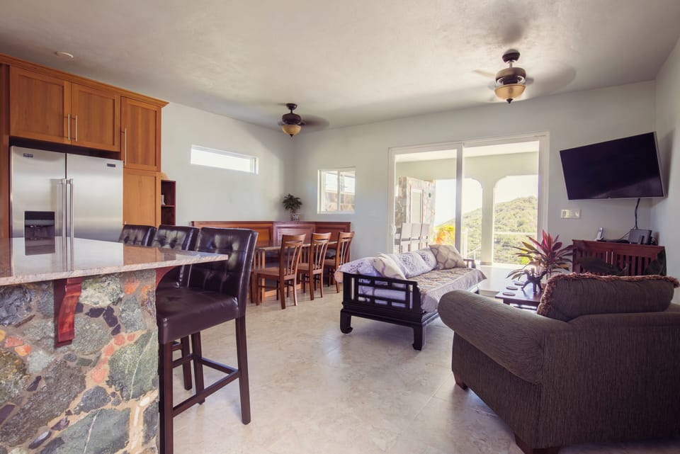 Custom stone island, w/ granite dining /table booth, & living room w/ smart TV