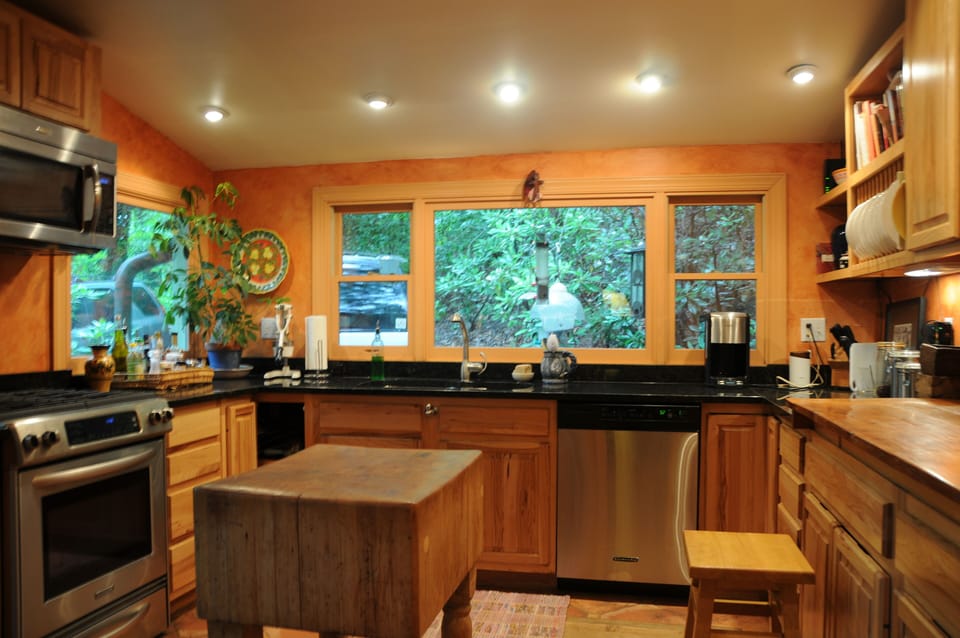 Gourmet Kitchen, fully stocked. Grind coffee and watch the birds on the feeders