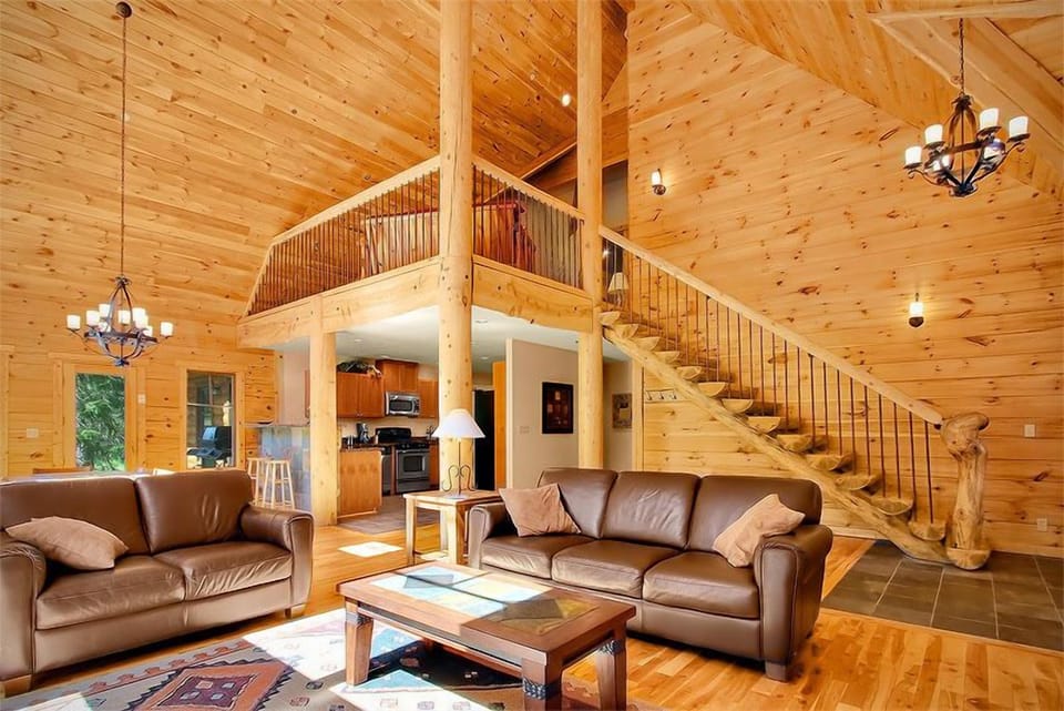 Lounge looking to loft