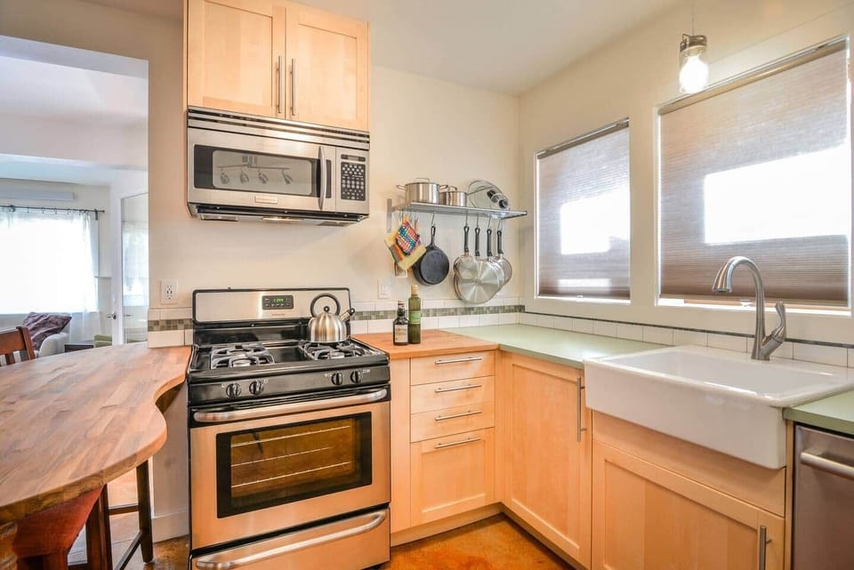 Gas stove. Full suite of cooking pots and pans. Both a stove top and electric kettle are provided.